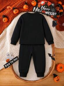 SHEIN 嬰兒/幼兒（男孩）運動衫套裝，萬聖節長袖圓領運動衫 + 慢跑褲 2 件套，萬聖節主題休閒黑色羅紋袖口不鬆垮，純黑色底色配白色骷髏印花與胸前亮紅色愛心點綴，黑、白、紅配色酷炫可愛平衡 - 彩色 - 查看 2