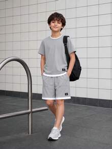SHEIN Vacaura Camiseta Y Pantalones Cortos Para Niños Con Letras Parcheadas Y Detalles 2 En 1 - Gris - Ver 4