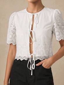Almamuse Top décontracté à manches courtes pour femmes, de couleur unie élégant, avec col rond, appliqué brodé et ourlet en dentelle - Blanc - Voir 1