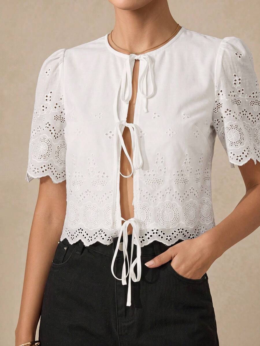 Almamuse Top décontracté à manches courtes pour femmes, de couleur unie élégant, avec col rond, appliqué brodé et ourlet en dentelle - Blanc - Voir 1