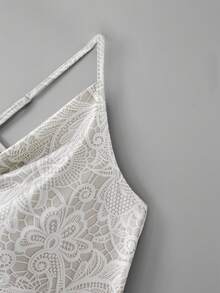 GlowEve CURVE Gaun Pendek Seksi Musim Semi/Panas Bertali Tipis untuk Wanita Ukuran Plus dengan Motif Renda Imitasi, Kerah Model Cowl, dan Tali Bahu Tipis - Putih - View 5