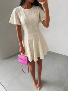 Modelyn 女款春夏白色編織鏤空刺繡荷葉袖收腰A字優雅浪漫中長洋裝 - 白色 - 查看 6
