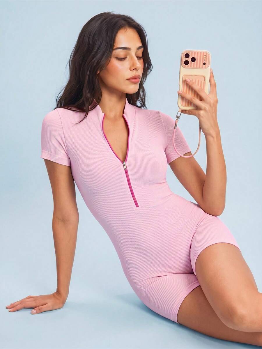 SHEIN Sovereign Charm جمبسوت نسائي بلون موحد بتصميم بسيط وكاجوال مع سحاب وأكمام قصيرة بطول 3/4