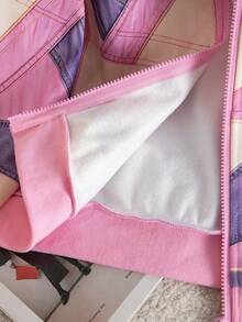 SHEIN 1件女童柔軟多巴胺街頭風連帽夾克，粉色與紫色拼接幾何拼色水洗牛仔拉鍊開襟寬鬆上衣，適合旅行、上學、購物，春秋穿著 - 粉色 - 查看 4