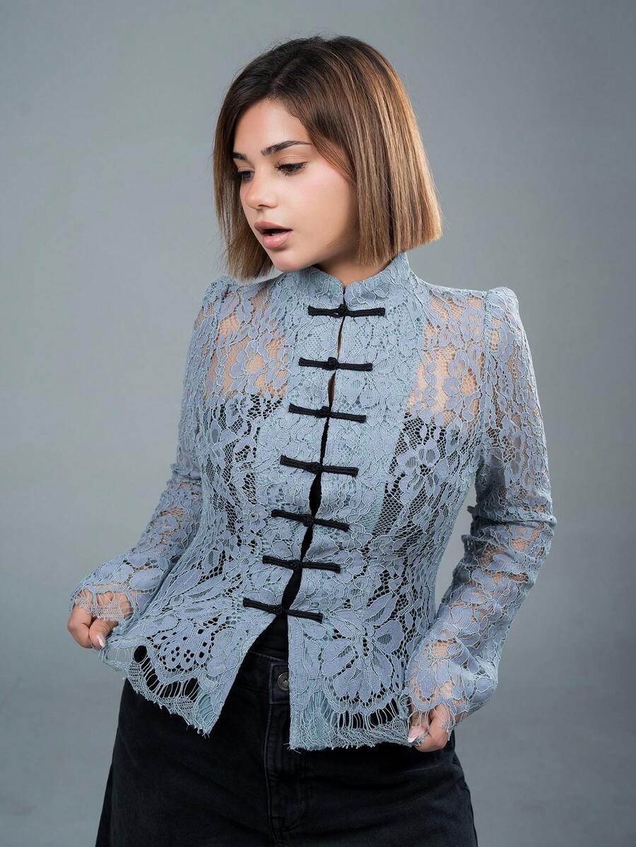 SARA VAULT 女士白色蕾丝黑色纽扣腰长袖衬衫，复古宫廷风上衣，新款中国风衬衫，白色蕾丝长袖衬衫，半透明蕾丝上衣，适合春、夏、秋季穿着，优雅百搭，通勤、约会、派对、婚礼、毕业典礼、演出、音乐会、工作、返校、年会、女士生日等场合。