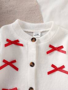 SHEIN 2件組新生女嬰針織開襟衫褲套裝，可愛甜美白色與紅色蝴蝶結華夫格針織，長袖圓領，常規版型，派對秋季公主風女孩子氣鈕扣開襟 - 紅色 - 查看 7