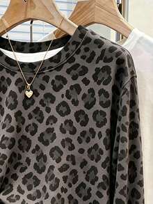 Resyla Leopard Print Digital Print Fashionable Minimalist Women's Long Sleeve Crew Neck T-Shirt, Gift For Friends - White - View 3