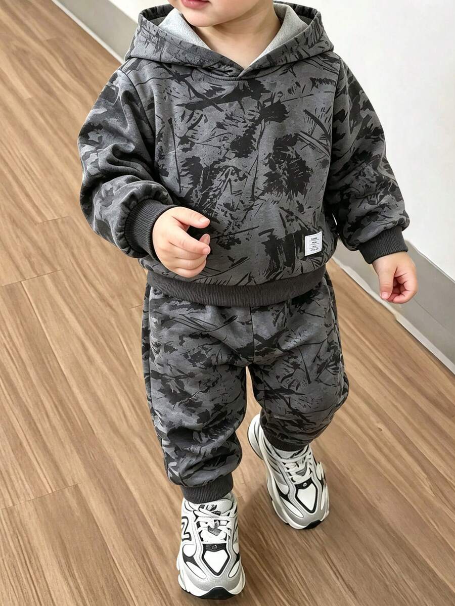 Genkimix Kids 2件組小男孩休閒運動學院風街頭可愛酷黑灰色樹紋印花運動衫+長褲套裝,適合日常穿著、上學、外出、運動,春秋季節穿搭,增加造型多樣性,簡約優雅設計,舒適時尚,實用且時尚的男孩衣櫥單品,秋季 - 深灰色 - 查看 1