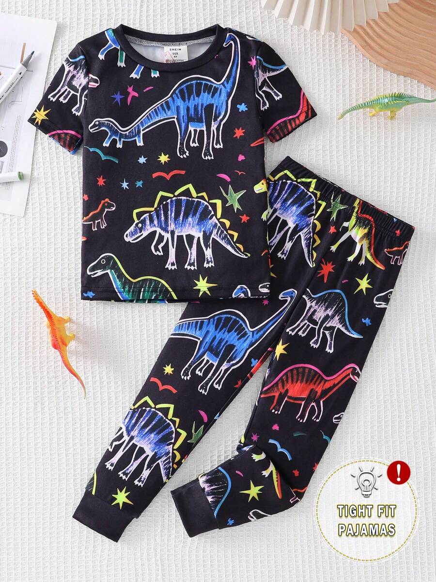 Conjunto de pijama de manga corta ajustado con estampado de dinosaurio de dibujos animados que brilla en la oscuridad para niños pequeños, patrón aleatorio - Multicolor - Ver 1