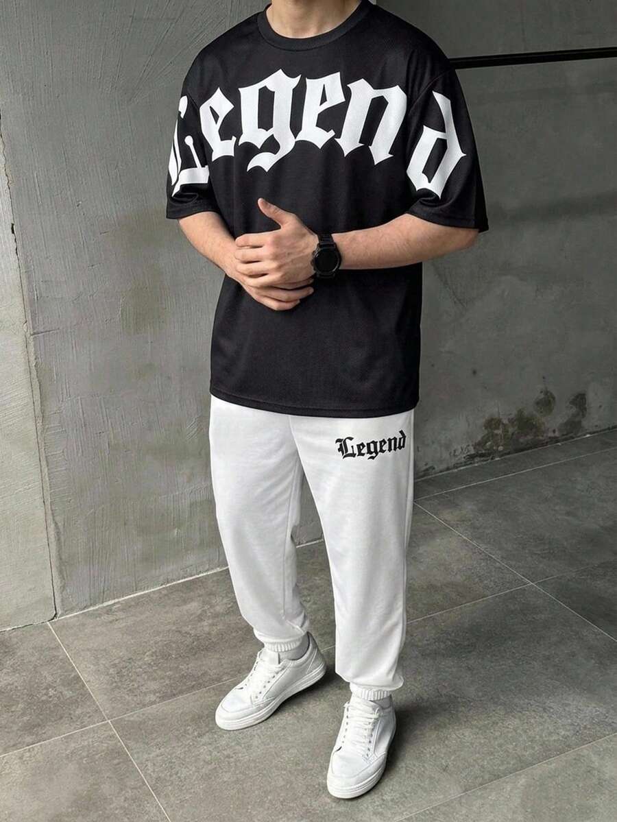 SHEIN 2件組青少年男孩休閒黑白極簡經典哥德文字印花T恤與長褲,舒適面料,適合秋冬、學校、家庭聚會、開學季、生日派對、拍照、度假、假日,運動風,舒適易穿 - 黑與白 - 查看 1