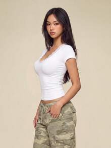 Rina Fox 女士新款T恤，春夏新款T恤，白色百搭T恤，性感深V领短袖T恤，休闲深V领蕾丝边修身T恤，法式性感深V领T恤，复古简约百搭叠穿上衣，适合日常穿着、外出、散步、购物、聚会、度假、机场穿搭 - 白色 - 查看 4
