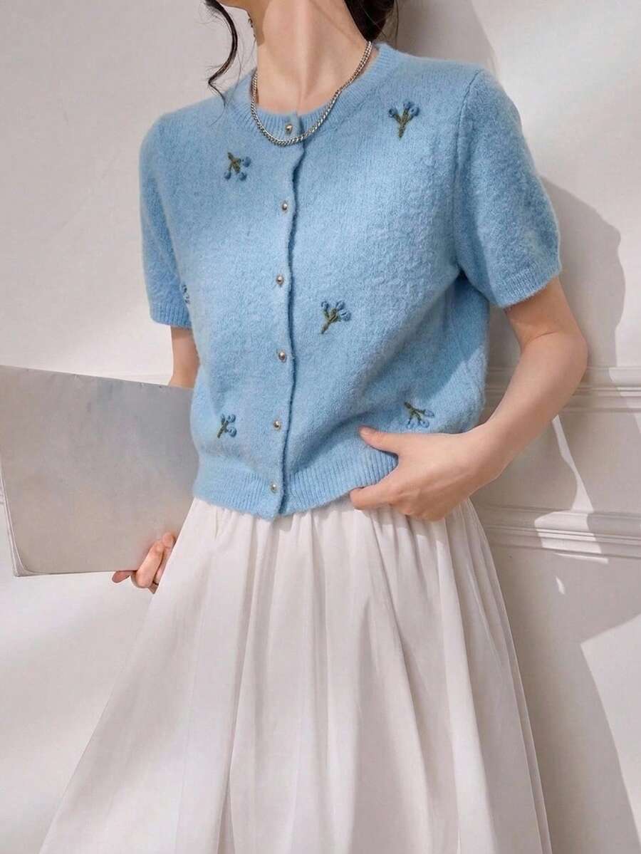 Feyla Cardigan Rajut Lengan Pendek Motif Bunga 3D Gaya Lembut, Leher Bulat, Kancing Emas Satu Baris, Atasan Crop Longgar - Baby Blue - View 1
