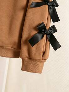 SHEIN Genkimix Kids Young Girl And Young Girl 休閒灰色 3D 蝴蝶結彼得潘領衛衣，秋冬款，適合搭配各種外套、鋪棉夾克、夾克、長褲與裙子，適用於日常穿著與各種休閒場合 - 棕色 - 查看 4
