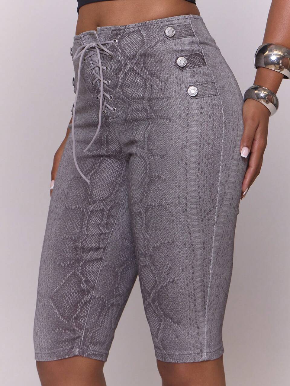Shorts en jean gris à imprimé serpent avec détails de dentelle et clous, tenue décontractée d'hiver confortable et cool