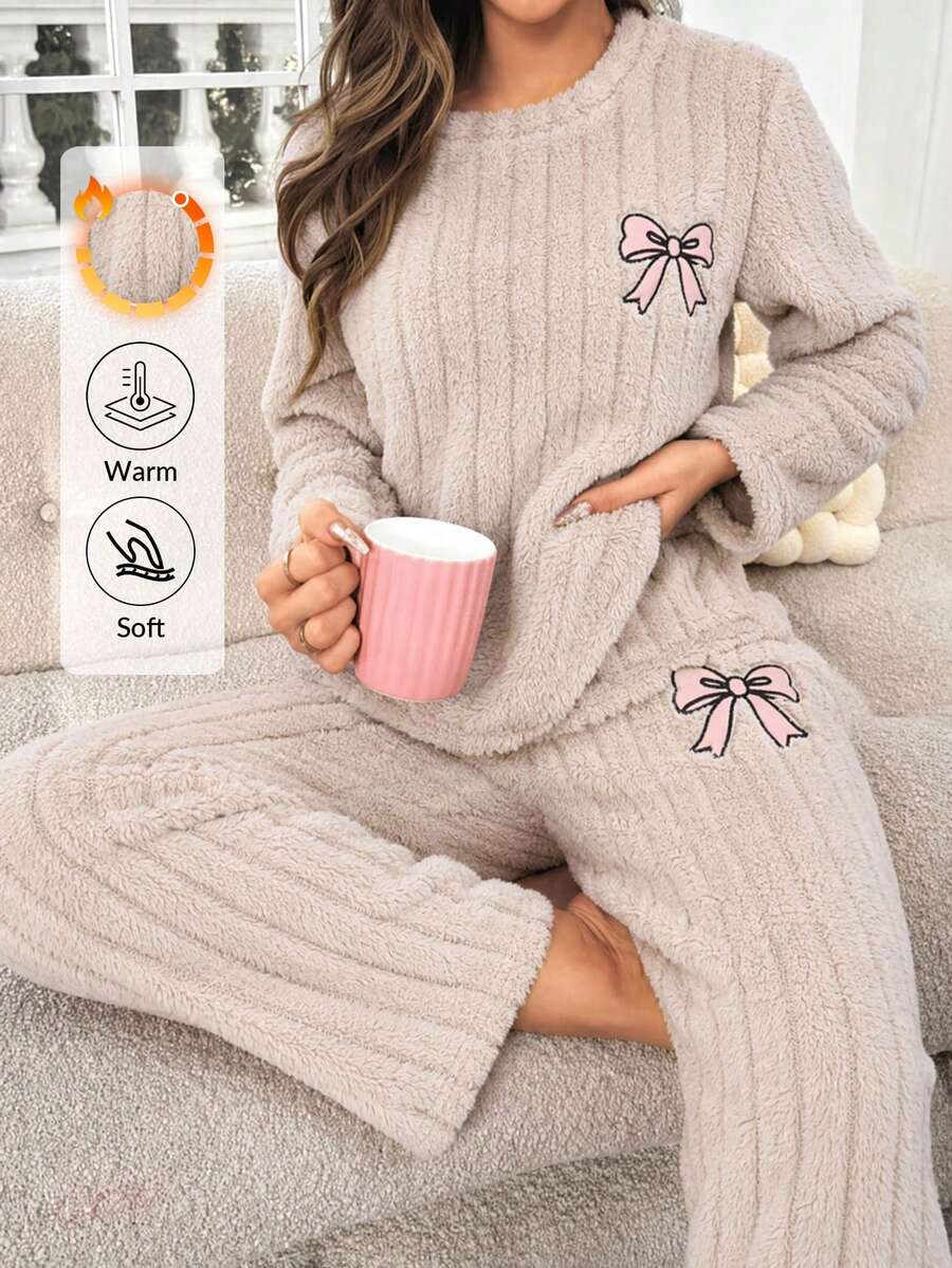 SHEIN طقم بيجامة منزلية شتوية مريحة بلون بيج، مضلعة ومبطنة بفرو ناعم، مع تطريز فيونكة وردية