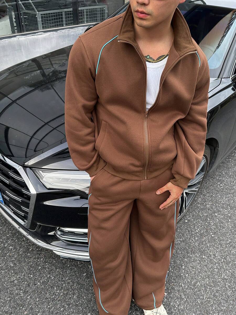 DAZY Sweatshirt lengan panjang bergaris-garis dengan resleting setengah kancing berbahan fleece cokelat lembut, dipadukan dengan celana training pinggang elastis longgar melengkung, dan desain tali serut kontras untuk pria. - Coklat - View 1