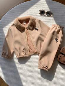 SHEIN 2件組男嬰可愛秋冬百搭保暖內裡翻領刺繡外套與帽子套裝，保暖內裡夾克套裝，嬰幼兒秋冬套裝 - 彩色 - 查看 7