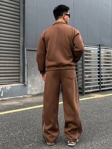 DAZY Sweatshirt lengan panjang bergaris-garis dengan resleting setengah kancing berbahan fleece cokelat lembut, dipadukan dengan celana training pinggang elastis longgar melengkung, dan desain tali serut kontras untuk pria. - Coklat - View 2