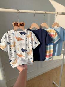 SHEIN Compra 3 y llévate 1 gratis, Set de 4 camisetas de cuello redondo de manga corta cómodas, asequibles y con diseños de dinosaurios y rayas coloridas para niños y niñas, adecuadas para primavera/verano, uso diario, deportes, salidas, escuela, reuniones, festivales, sesiones de fotos, temporada de regreso a clases - Multicolor - Ver 8