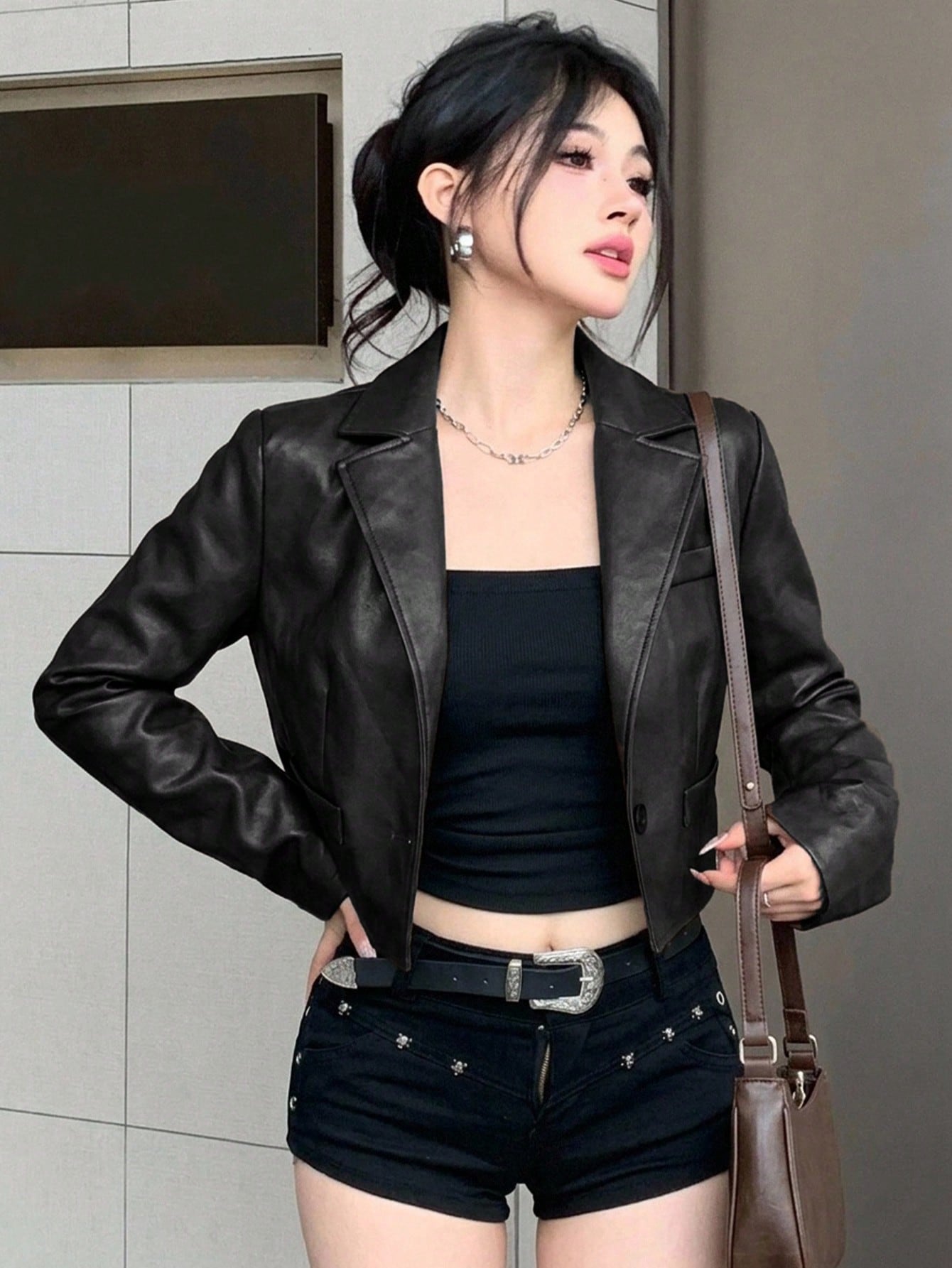 Neckline
