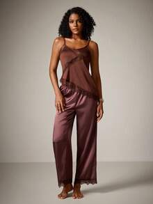 DreamPoppy Set Pakaian Santai Wanita: Kamisol dan Celana Panjang dengan Motif Renda dan Patchwork - Rust Brown - View 3