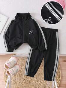 SHEIN Genkimix Kids 2件組 女孩 2025新款 春/秋季 防風布料蝴蝶結刺繡休閒時尚愛心編織帶裝飾立領拉鍊夾克與休閒長褲可愛甜美套裝 - 黑色 - 查看 4