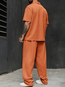 Manfinity CasualCool 男士大尺碼純色短袖 Polo 衫與長褲休閒套裝 - 橘色 - 查看 2