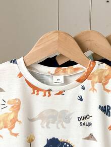 SHEIN Compra 3 y llévate 1 gratis, Set de 4 camisetas de cuello redondo de manga corta cómodas, asequibles y con diseños de dinosaurios y rayas coloridas para niños y niñas, adecuadas para primavera/verano, uso diario, deportes, salidas, escuela, reuniones, festivales, sesiones de fotos, temporada de regreso a clases - Multicolor - Ver 4