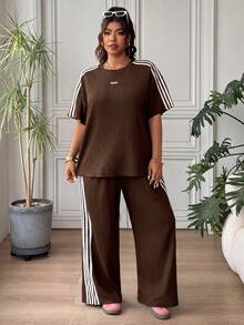 SHEIN EZwear 棕色拼色條紋女款大尺碼休閒兩件套 T恤與長褲 - 棕色 - 查看 3