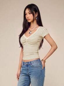 Rina Fox Nouveau T-shirt court à manches courtes pour femmes, col V en dentelle avec imprimé rayé rose, doux et mignon. T-shirt casual rose à volants avec imprimé rayé, adapté pour le quotidien, la promenade en extérieur, les courses - Jaune d'oie - Voir 4