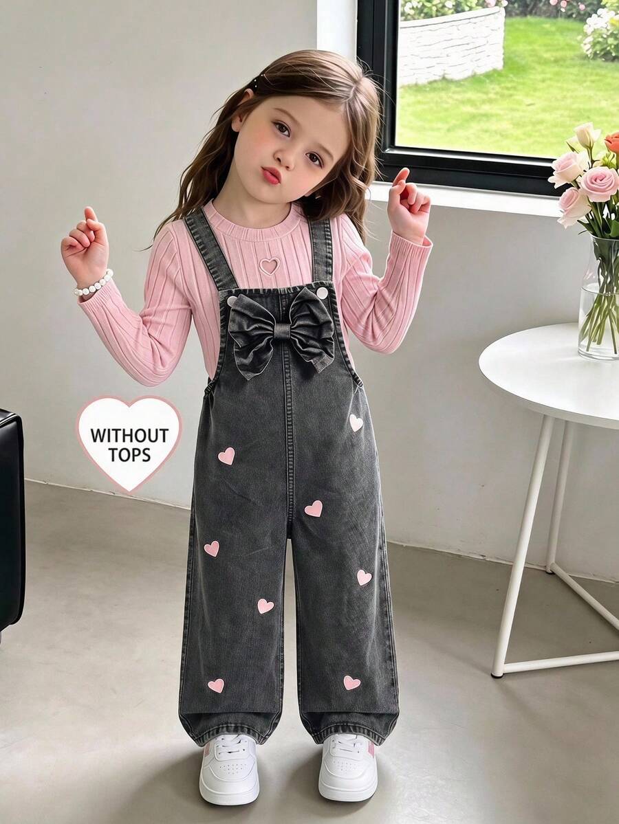 SHEIN Genkimix Kids 女童牛仔吊帶褲,全新四季款,時尚甜美復古灰色牛仔,胸前3D大蝴蝶結設計,褲腿粉色愛心刺繡圖案,時尚直筒寬鬆版型,柔軟舒適面料,百搭日常穿著,適合度假、旅行等場合,女童全新四季度假風 - 灰色 - 查看 1