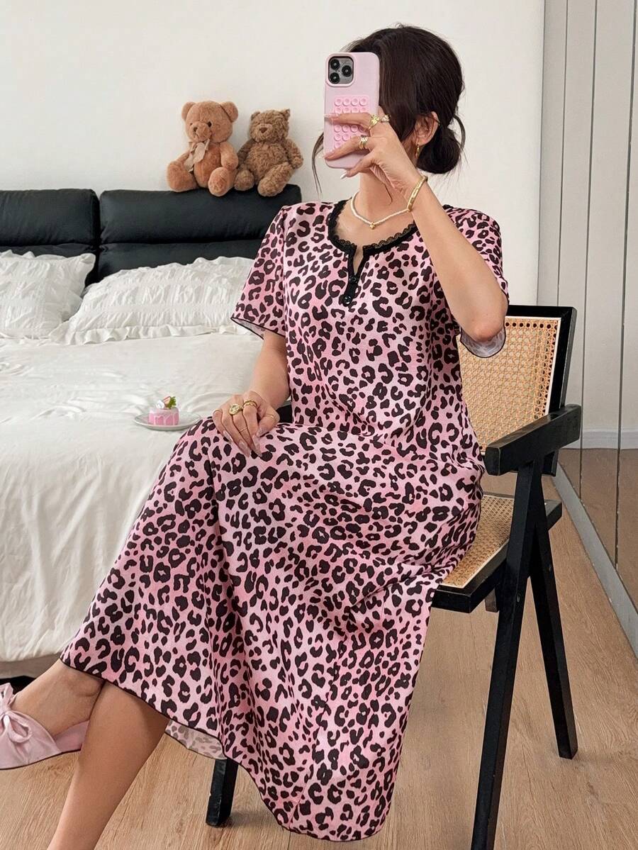Napfluff Camisola Feminina Tamanho Padrão com Estampa de Leopardo, Base Rosa, Efeito Tie-Dye, Manga Curta, Design de Patchwork de Renda, Vestido de Dormir Curto Estilo Asiático, Adequado para Uso Doméstico e Uso Externo - Rosa chiclete - Visão 1