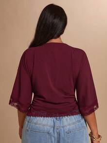 SHEIN BAE CURVE 大尺碼女款深V領蕾絲拼接休閒日常上衣 - 酒紅色 - 查看 2