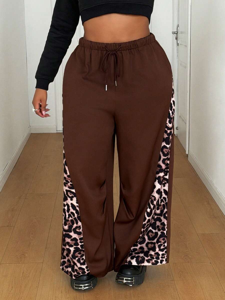 Maweii Celana Panjang Ukuran Besar Warna Cokelat Tua Motif Leopard Samping, Potongan Lebar, Kasual, Pinggang Elastis, Menutupi Pinggul, Melangsingkan, Gaya Jalanan Amerika, Cocok untuk di Rumah & Perjalanan.