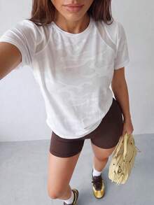 Dewbera Dewbera 女士休闲宽松短袖圆领迷彩提花面料露背网眼拼接弧形下摆运动上衣，适合日常穿着、跑步、瑜伽、健身、网球、高尔夫等运动。 - 白色 - 查看 1