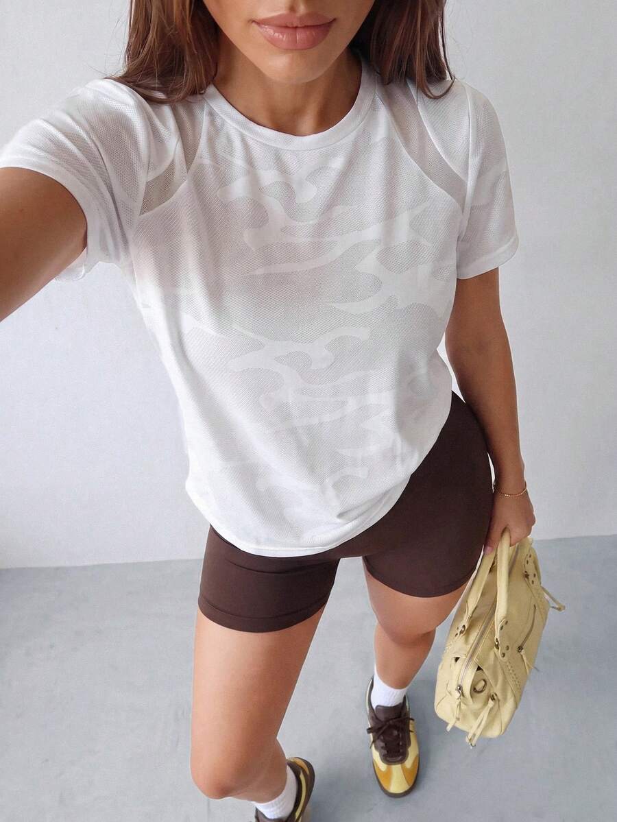 Dewbera Dewbera 女士休闲宽松短袖圆领迷彩提花面料露背网眼拼接弧形下摆运动上衣,适合日常穿着、跑步、瑜伽、健身、网球、高尔夫等运动。 - 白色 - 查看 1