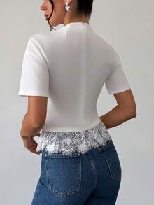 Firerie Camiseta de mujer de color liso con cuello alto, manga corta, dobladillo de encaje y patchwork - Blanco - Ver 2