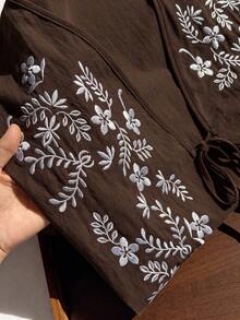 Comfortcana 大尺碼度假休閒花卉刺繡前綁帶襯衫 - 棕色 - 查看 6