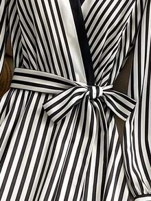 SHEIN Franclia Damenkleid A-Linie mit hoher Taille, Maxi-Länge, V-Ausschnitt, Bindeband, gestreift, elegant, Business, Vintage, Schwarz-Weiß-Kontrast, schwarzes Kleid, elegantes Damenkleid, langes Kleid - Schwarz und Weiss - Übersicht 4