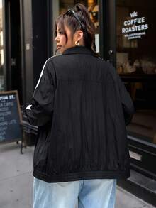 SHEIN EZwear 大尺碼女款休閒薄款夾克，青蛙鈕扣設計與側邊條紋 - 黑與白 - 查看 3