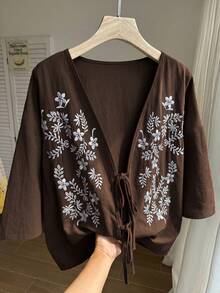 Comfortcana 大尺碼度假休閒花卉刺繡前綁帶襯衫 - 棕色 - 查看 4