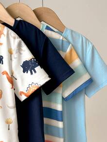 SHEIN Compra 3 y llévate 1 gratis, Set de 4 camisetas de cuello redondo de manga corta cómodas, asequibles y con diseños de dinosaurios y rayas coloridas para niños y niñas, adecuadas para primavera/verano, uso diario, deportes, salidas, escuela, reuniones, festivales, sesiones de fotos, temporada de regreso a clases - Multicolor - Ver 3