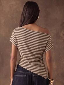 SHEIN BAE Kaos Wanita Gaya Minimalis Kasual Motif Garis Cokelat, Leher Asimetris, Cocok untuk Musim Semi/Panas, dan Pakaian Kantor - MultiWarna - View 2