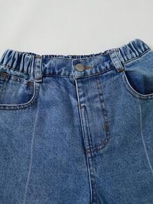 SHEIN Casuvi Kids 活力女孩必備百搭款，專為 8-12 歲活潑女孩設計，中藍色水洗牛仔褲，採用柔軟彈性棉混紡面料，特殊水洗工藝打造高級做舊質感，寬腿版型，微做舊中藍色調增添層次感，春秋可搭配中筒襪 + 運動鞋，冬季可搭配鬆垮襪 + 雪地靴 - 淺色水洗藍 - 查看 7