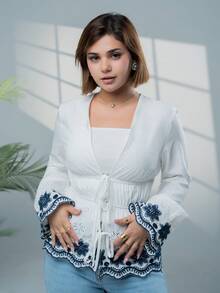 SARA VAULT 女士秋季法式V领刺绣图案系带前开衩喇叭袖长袖衬衫，适合日常穿着，秋季女装，外出上衣，可爱风，教师款，白色波西米亚风上衣，波西米亚风女式上衣，刺绣白色上衣，长袖波西米亚风上衣，秋季上衣，优雅女士衬衫，冬季休闲蓝色春季 - 藏蓝色 - 查看 4