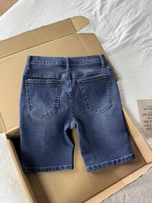 青少年男孩時尚返校街頭風混搭百搭設計 Y2K 復古酷炫街頭藍色彈性舒適牛仔短褲，適合兒童日常穿著、春夏季 Rave 音樂節與街頭返校穿搭 - 深色水洗藍 - 查看 2