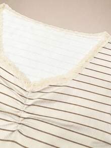 Rina Fox Nouveau T-shirt court à manches courtes pour femmes, col V en dentelle avec imprimé rayé rose, doux et mignon. T-shirt casual rose à volants avec imprimé rayé, adapté pour le quotidien, la promenade en extérieur, les courses - Jaune d'oie - Voir 5