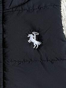 SHEIN 1件女幼兒女童絎縫蓬鬆背心，甜美黑色馬刺繡，無袖立領加厚款，生日派對冬季秋季聖誕萬聖節拉鍊開襟 - 黑色 - 查看 3