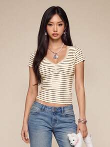 Rina Fox Nouveau T-shirt court à manches courtes pour femmes, col V en dentelle avec imprimé rayé rose, doux et mignon. T-shirt casual rose à volants avec imprimé rayé, adapté pour le quotidien, la promenade en extérieur, les courses - Jaune d'oie - Voir 7