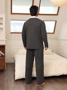 DAZY 秋冬舒適 Dralon 布料灰色男士居家服套裝，對比米色領口、胸前口袋與字母刺繡設計 - 灰色 - 查看 2